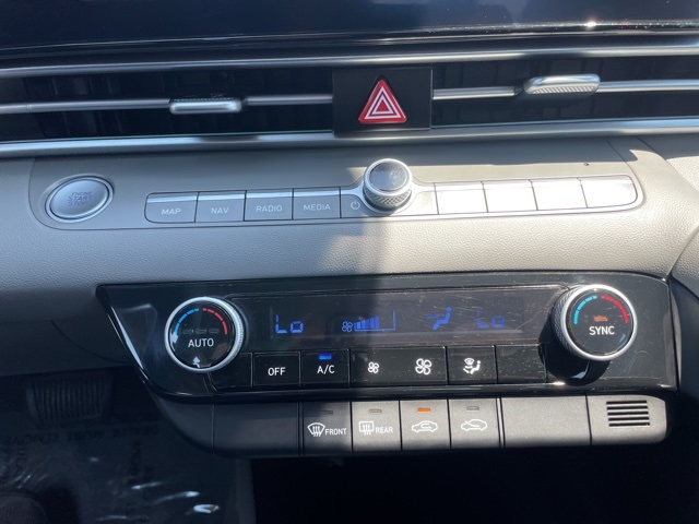 2024 Hyundai Elantra SEL photo 18