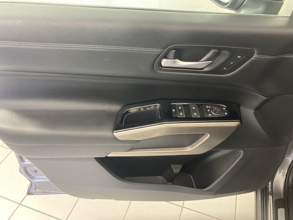 2024 Nissan Pathfinder Platinum photo 3