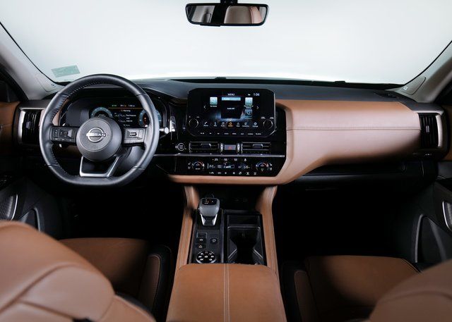 2023 Nissan Pathfinder Platinum photo 3