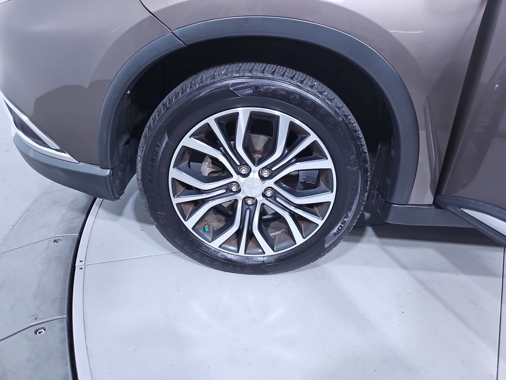 2017 Mitsubishi Outlander ES photo 22