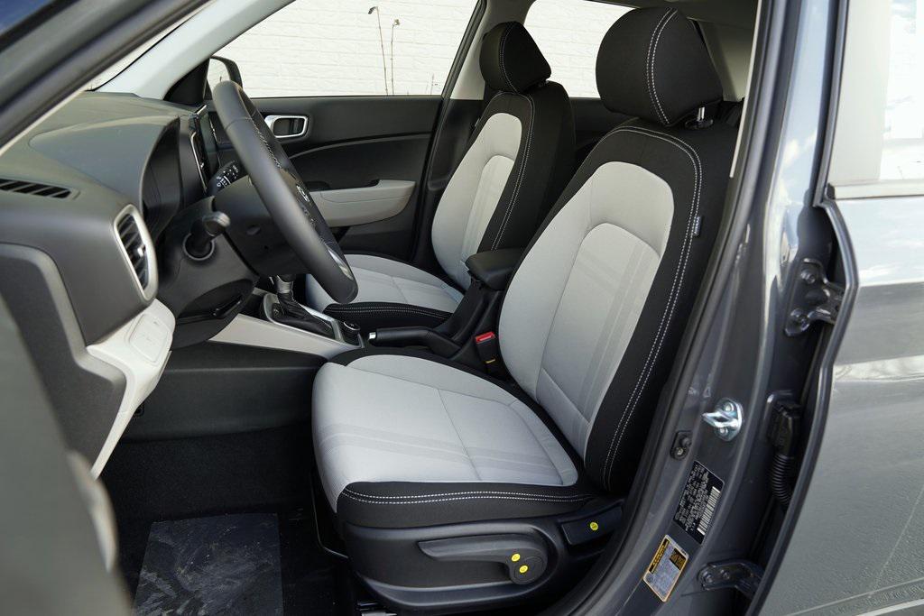 2025 Hyundai Venue SEL photo 8