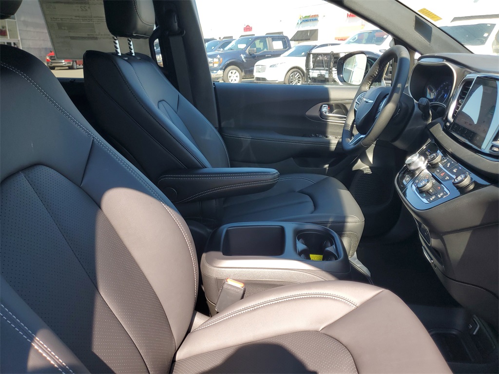2026 Chrysler Voyager LX photo 31