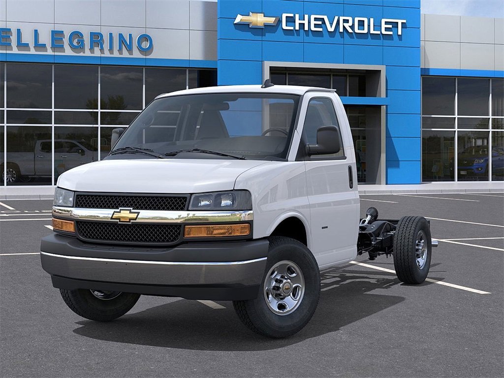 2025 Chevrolet Express Cutaway 3500 photo 2