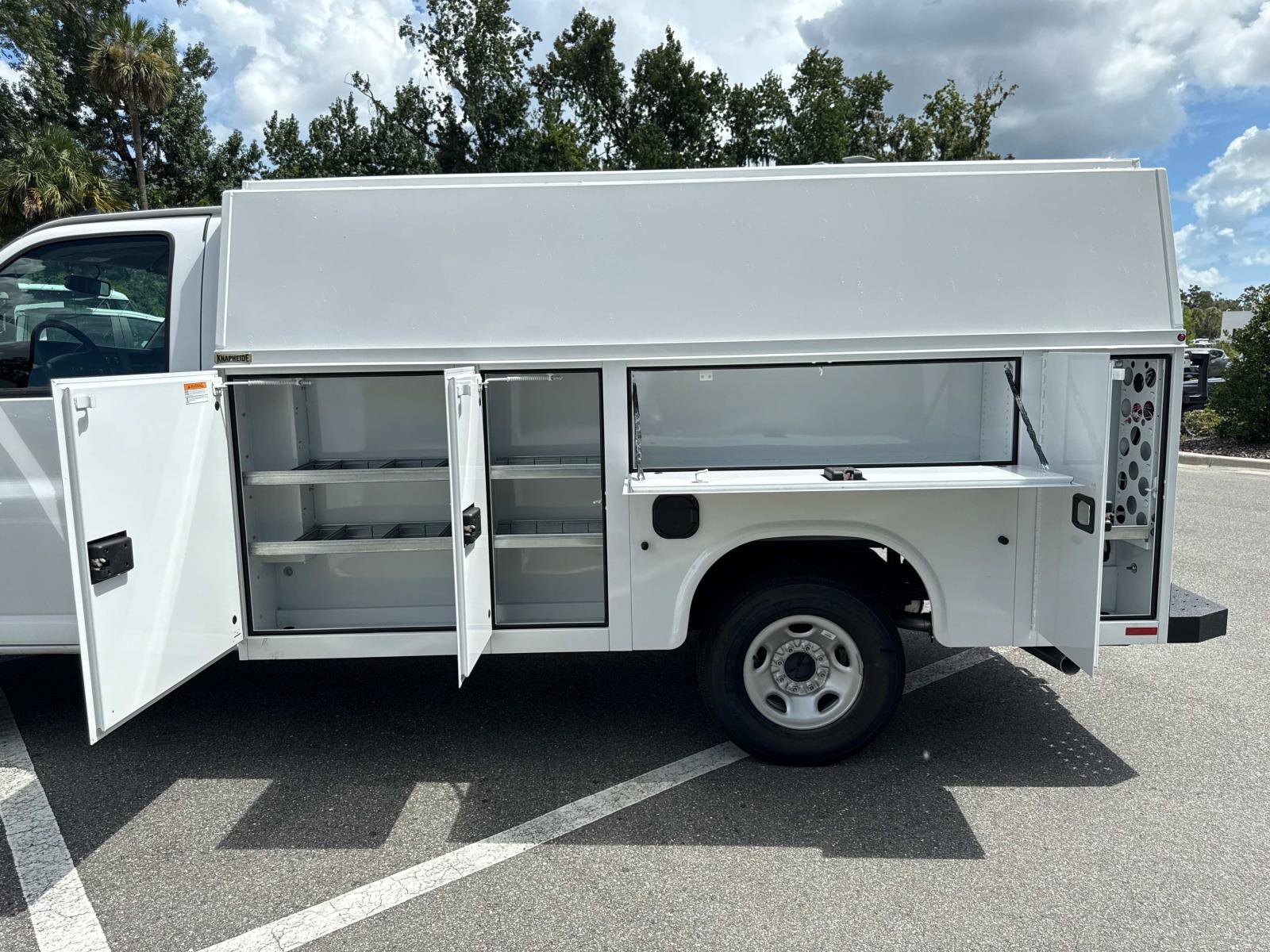 2025 Chevrolet Express Cutaway 3500 photo 9