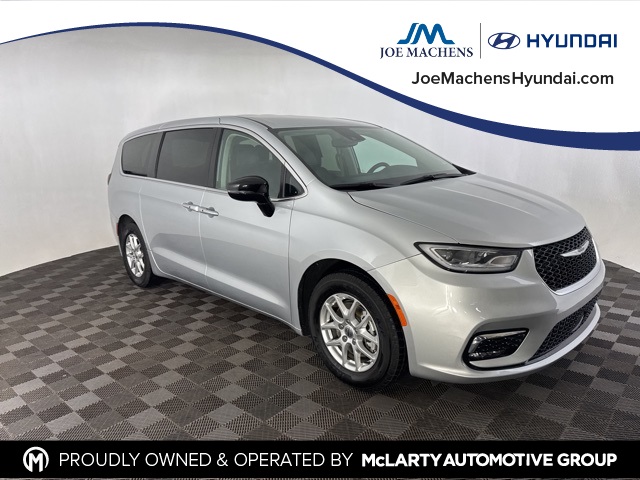 2024 Chrysler Pacifica Touring L's photo