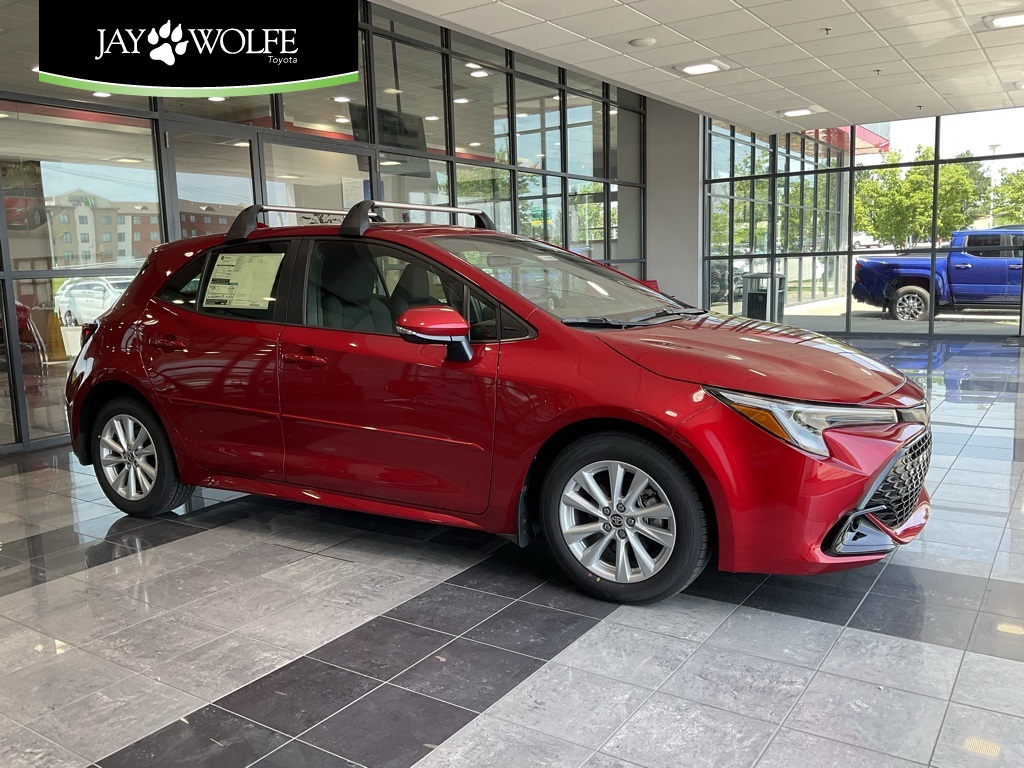 2025 Toyota Corolla Hatchback SE's photo