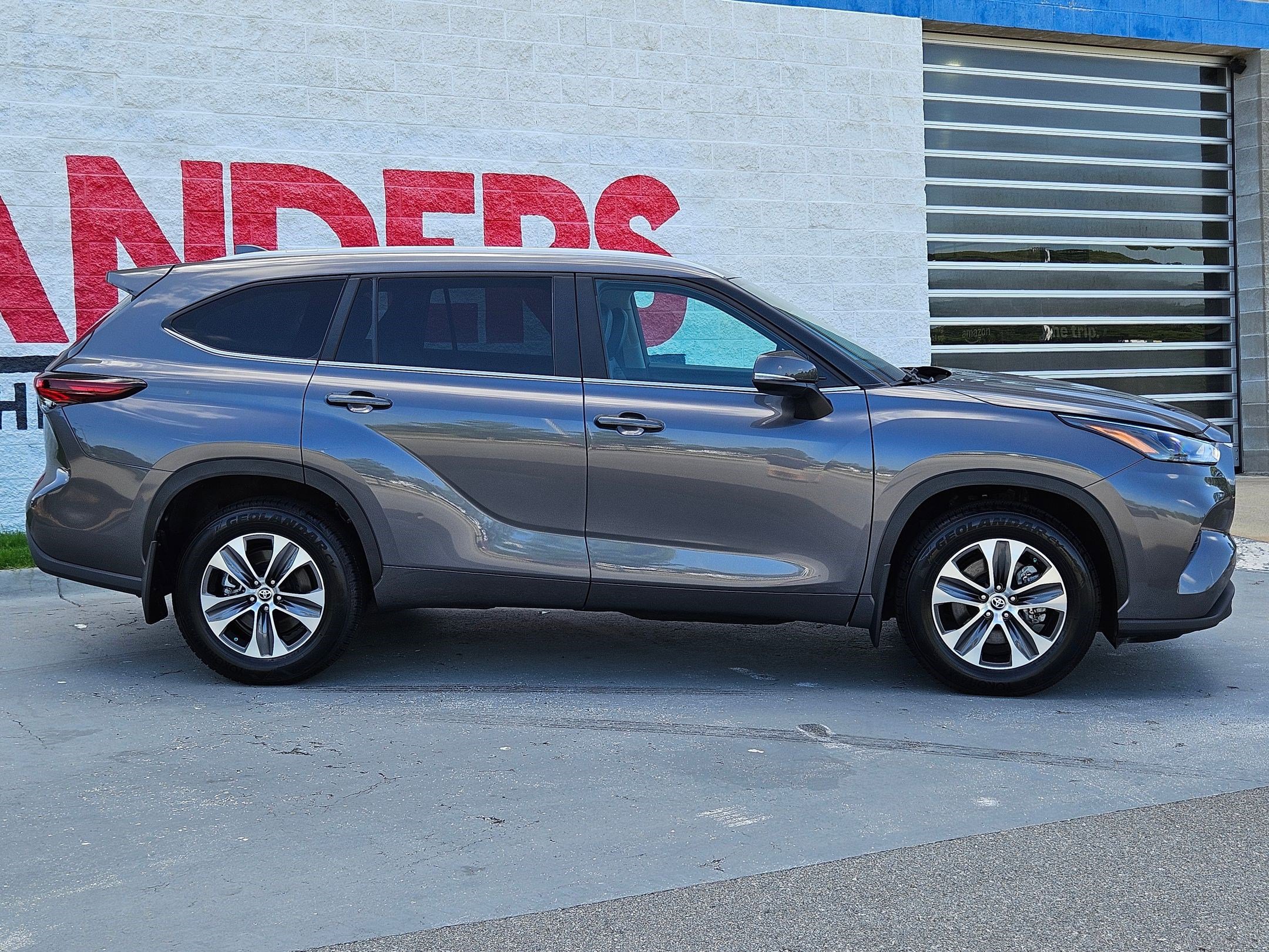 2024 Toyota Highlander XLE photo 8