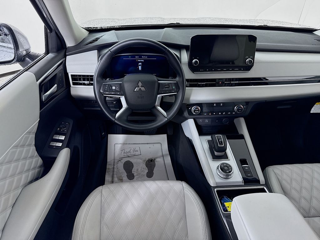 2024 Mitsubishi Outlander SEL photo 2