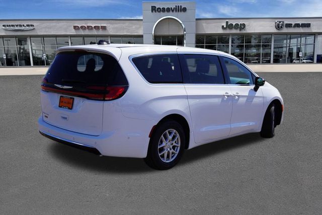2025 Chrysler Pacifica photo 3