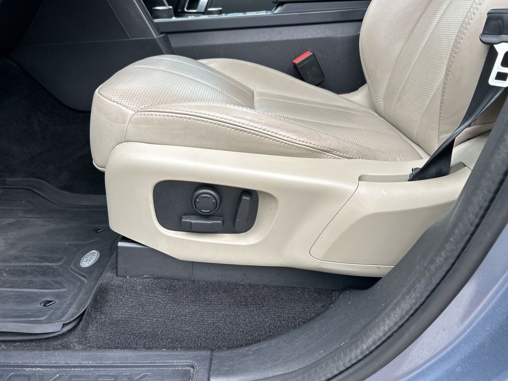 2020 Land Rover Discovery Landmark photo 9