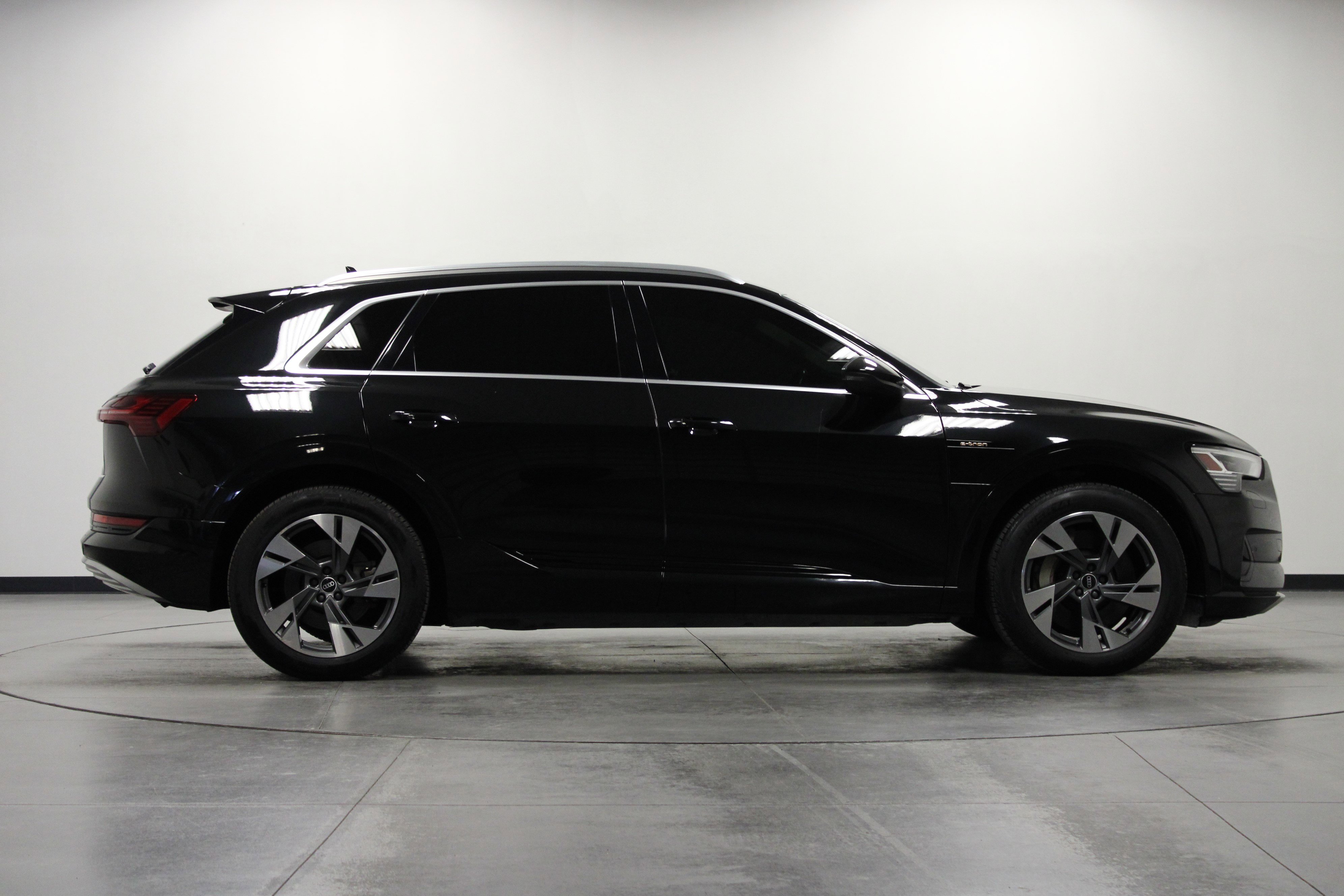 2021 Audi e-tron Premium photo 2