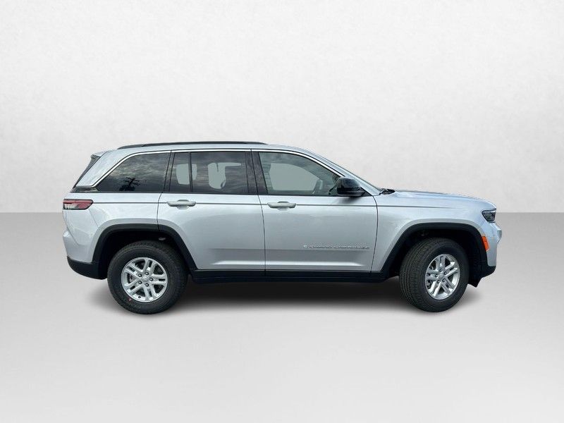 2025 Jeep Grand Cherokee Laredo photo 2