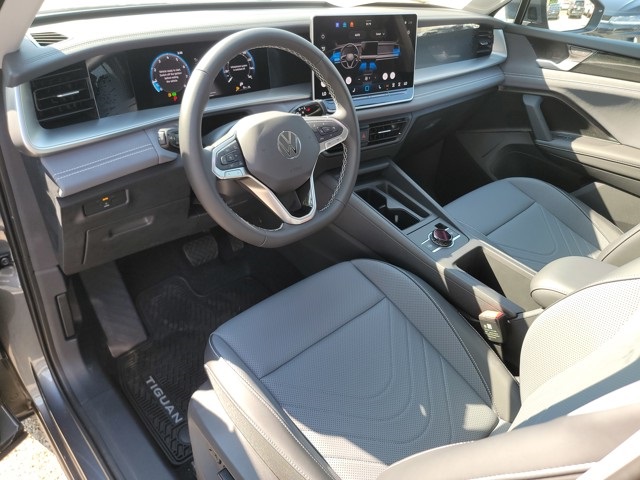 2025 Volkswagen Tiguan SE photo 8