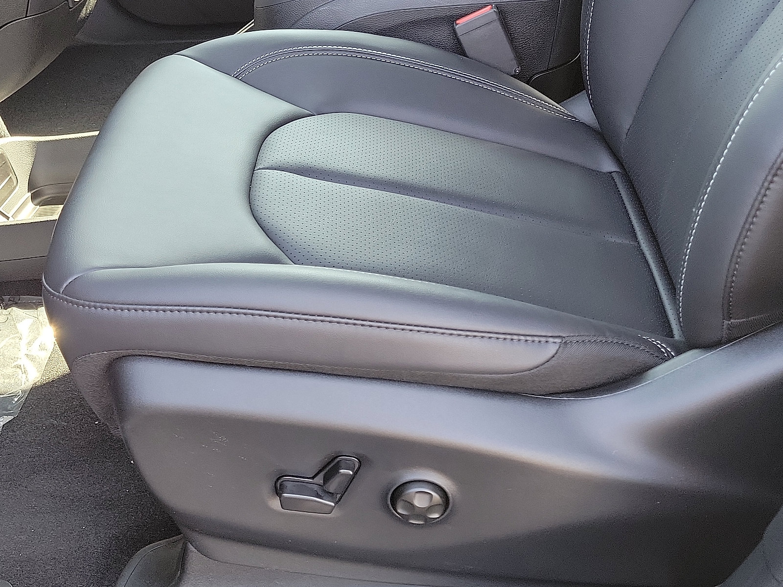 2025 Chrysler Voyager LX photo 11