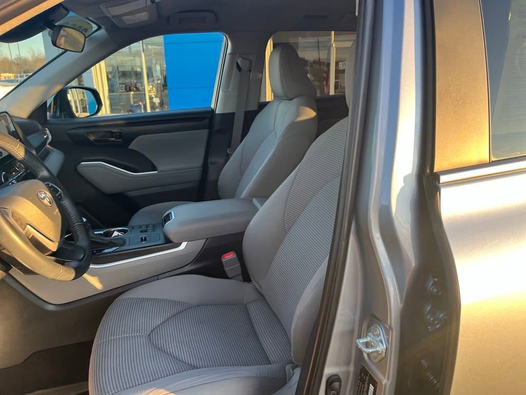 2023 Toyota Highlander LE Limited photo 19