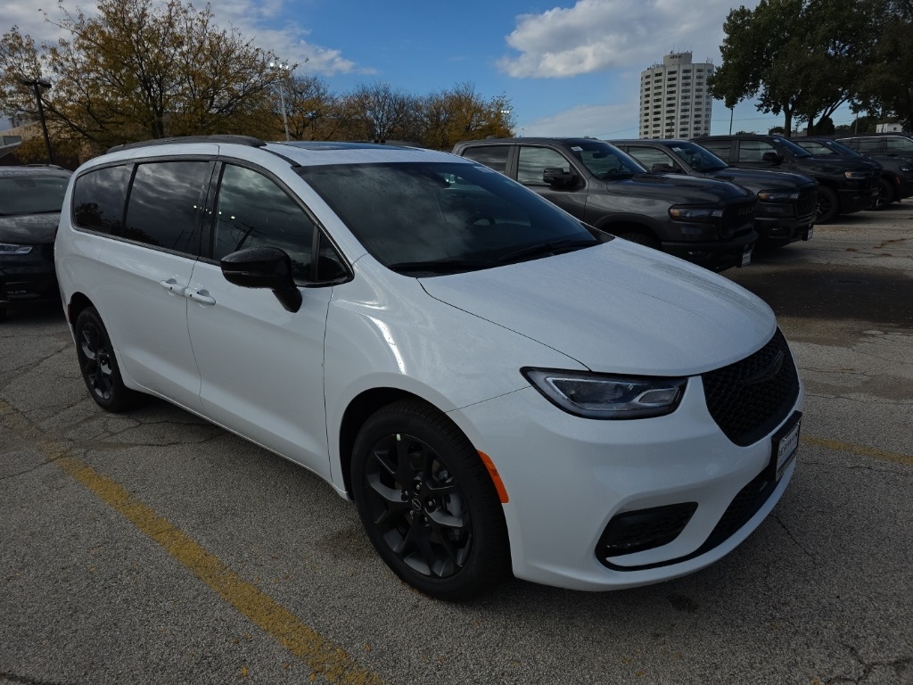 2026 Chrysler Pacifica Select's photo