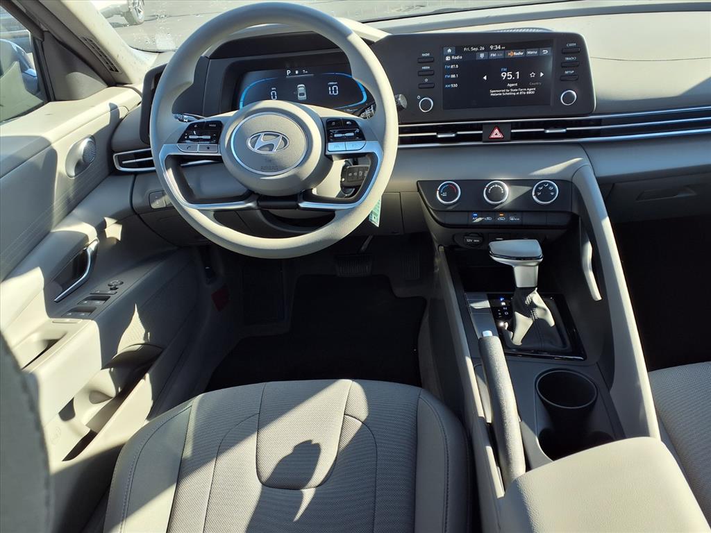 2025 Hyundai Elantra SE photo 3