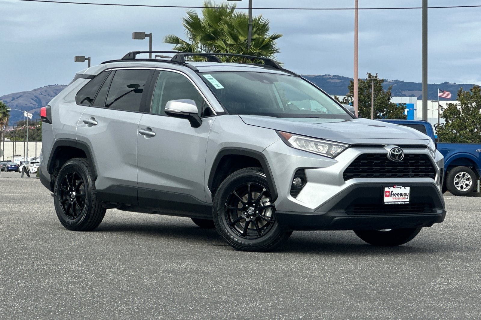 2021 Toyota RAV4 XLE photo 2