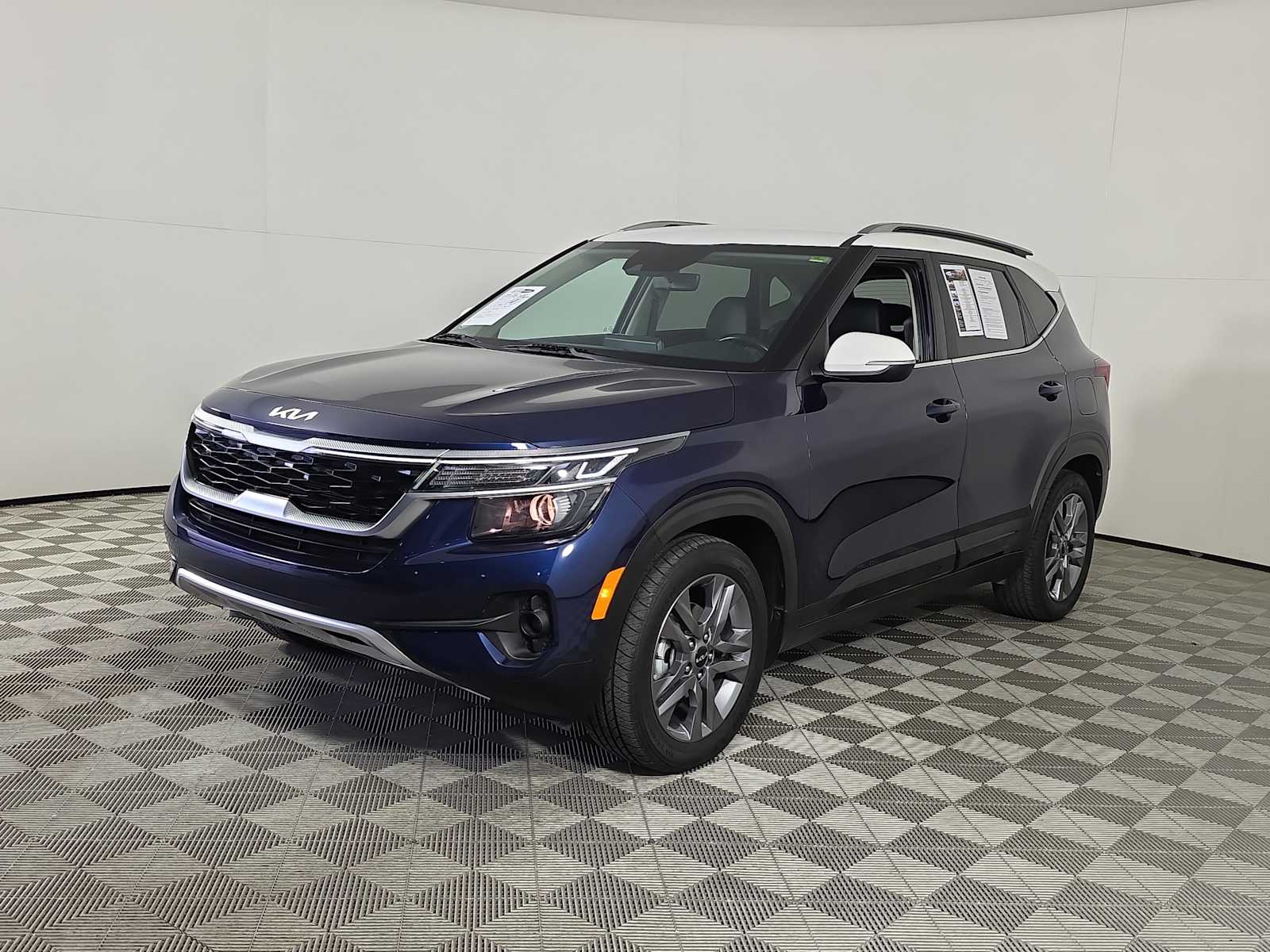 2023 Kia Seltos S photo 2