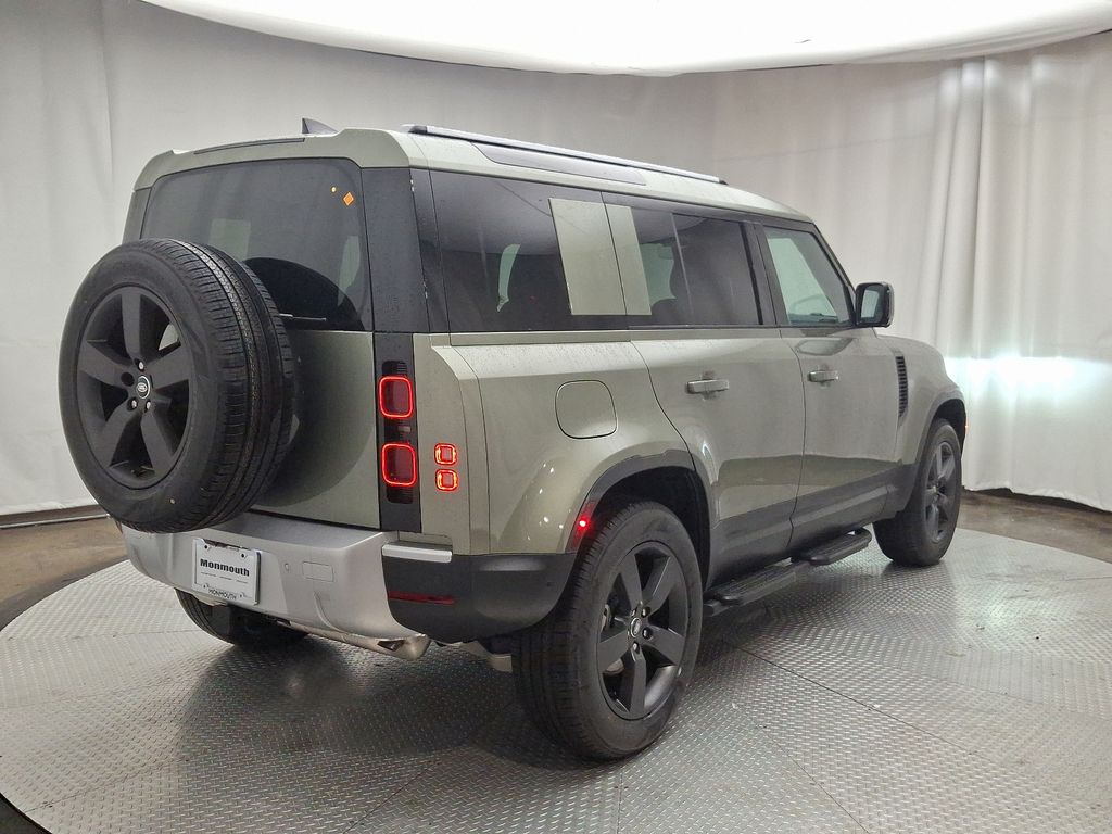 2025 Land Rover Defender 110 S photo 2