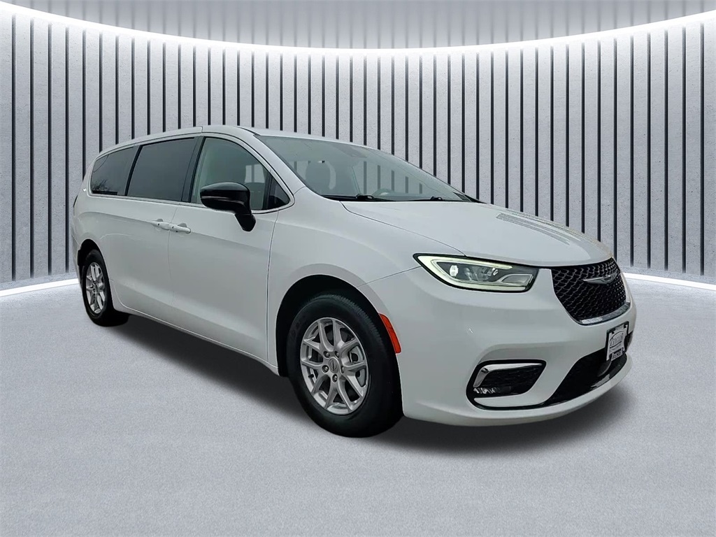 2024 Chrysler Pacifica Touring L's photo