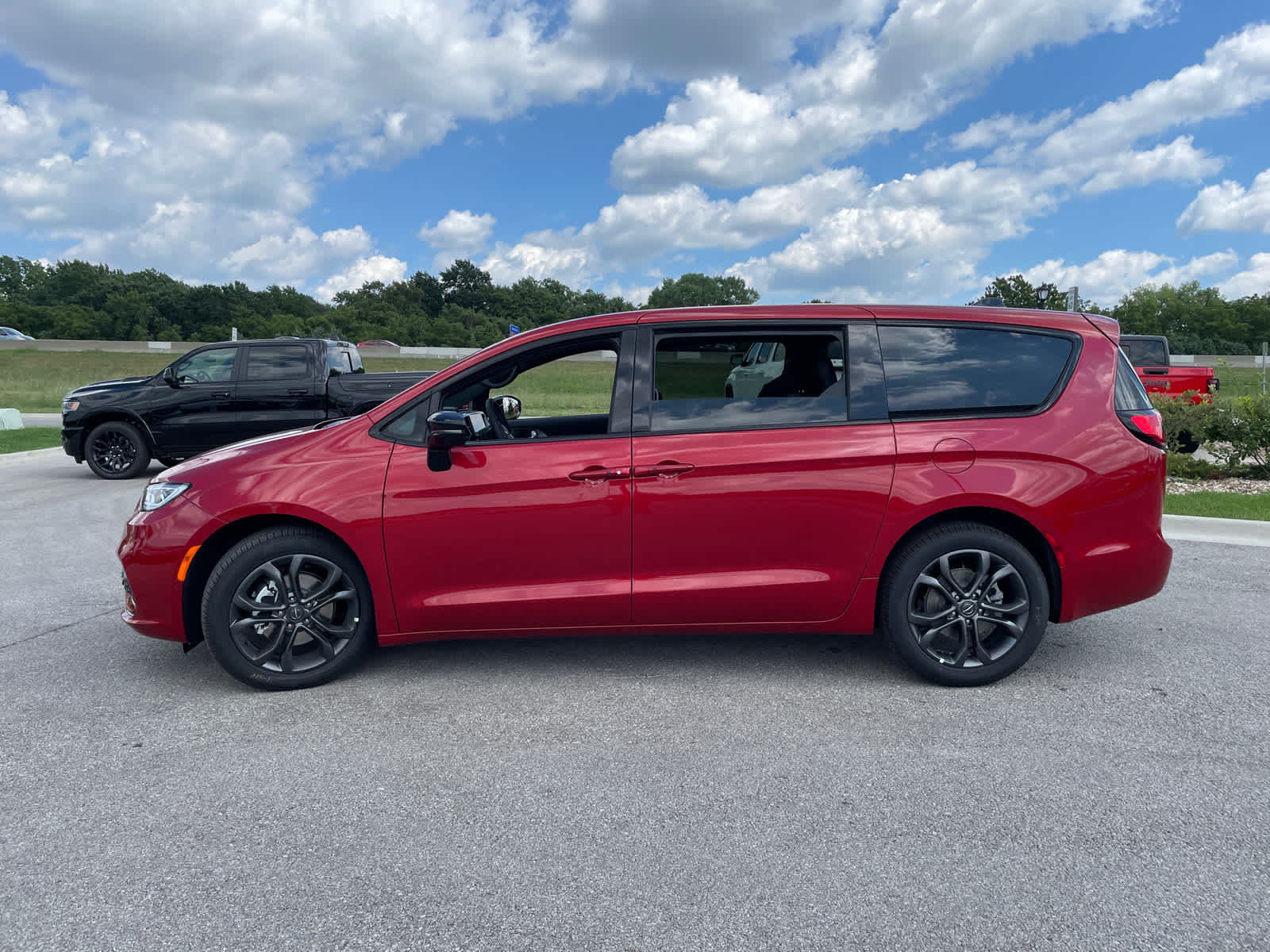2026 Chrysler Pacifica photo 5