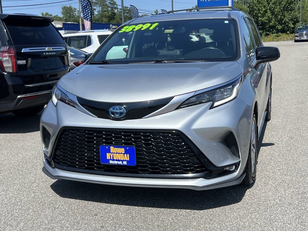 2022 Toyota Sienna XSE photo 2