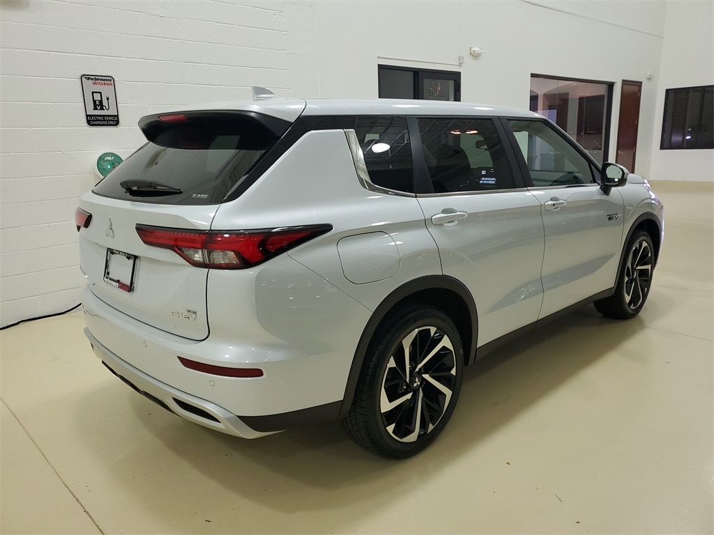 2025 Mitsubishi Outlander PHEV SE photo 2