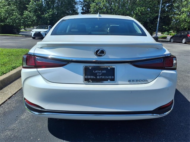 2025 Lexus ES 300h photo 4