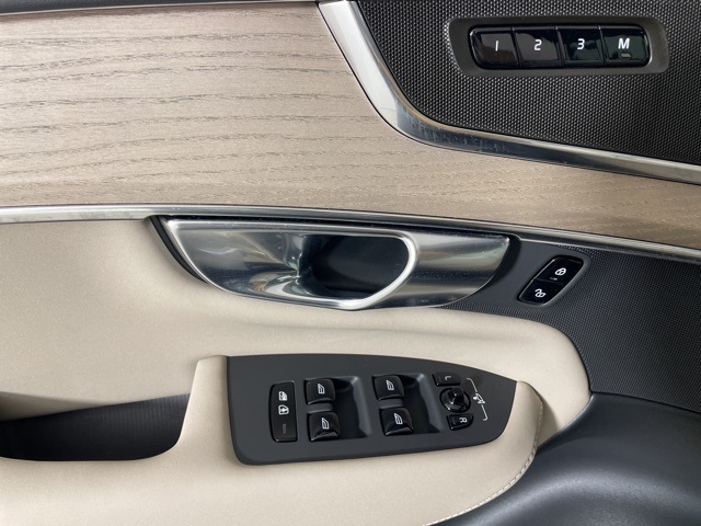 2025 Volvo XC90 Core photo 18