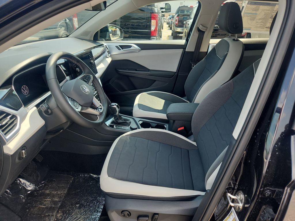 2025 Volkswagen Taos SE photo 7