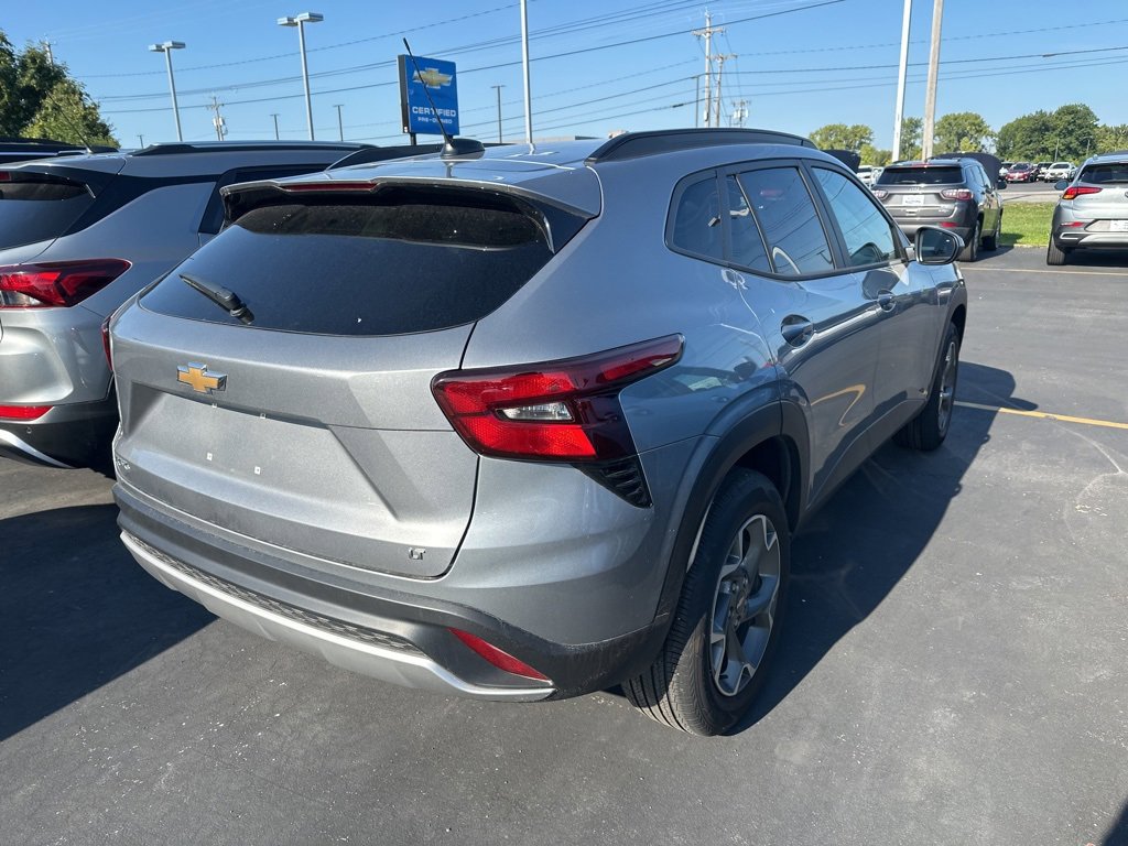 2024 Chevrolet Trax LT photo 2