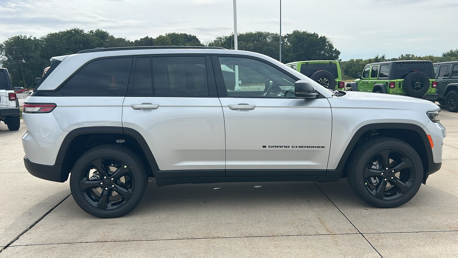 2025 Jeep Grand Cherokee Altitude X photo 2