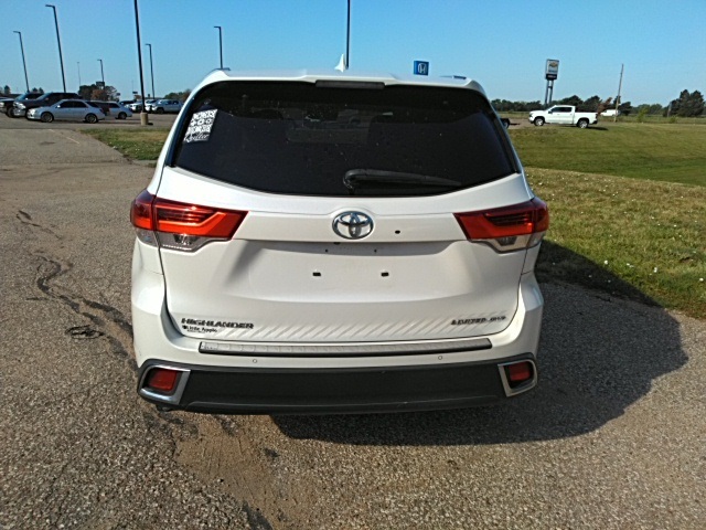 2017 Toyota Highlander Sport photo 3