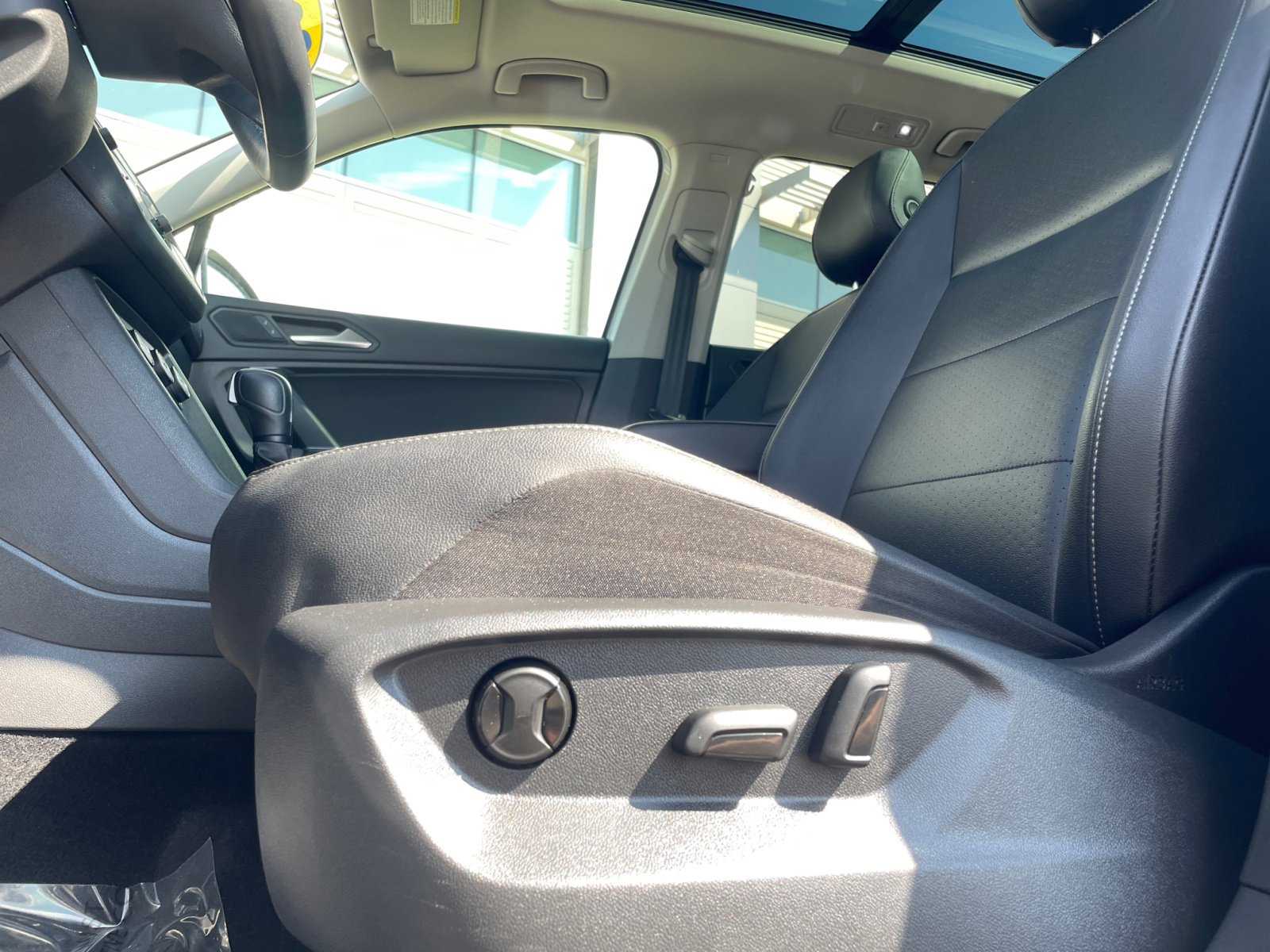 2020 Volkswagen Tiguan SE photo 25