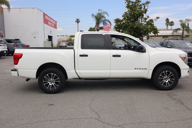 2022 Nissan Titan SV photo 2