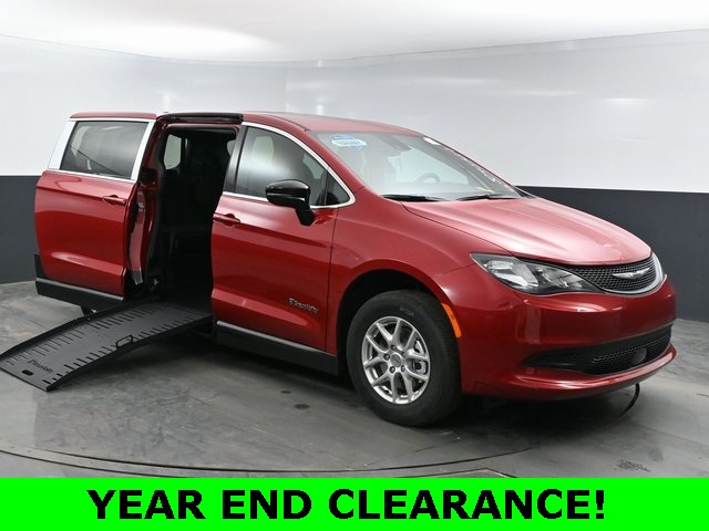 2025 Chrysler Voyager LX's photo