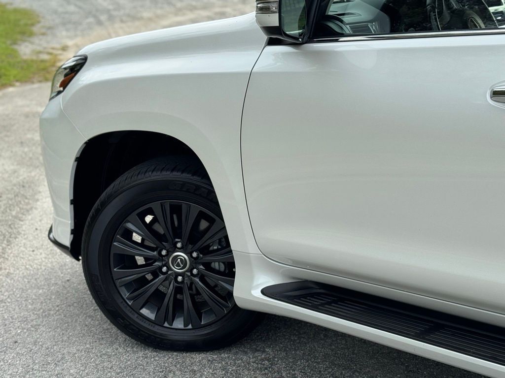 2023 Lexus GX 460 Luxury photo 3