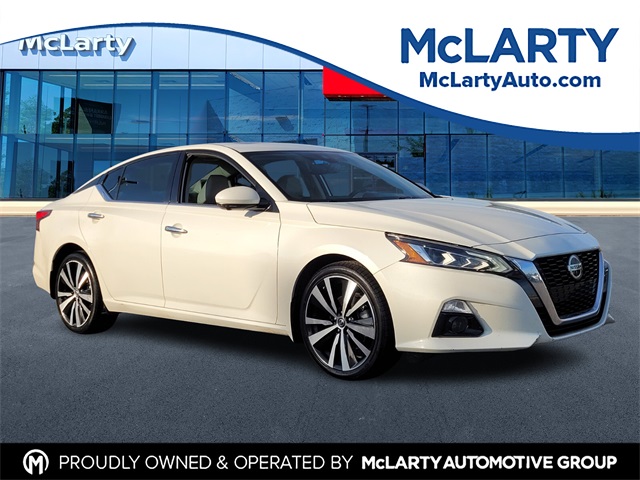 2021 Nissan Altima Platinum's photo