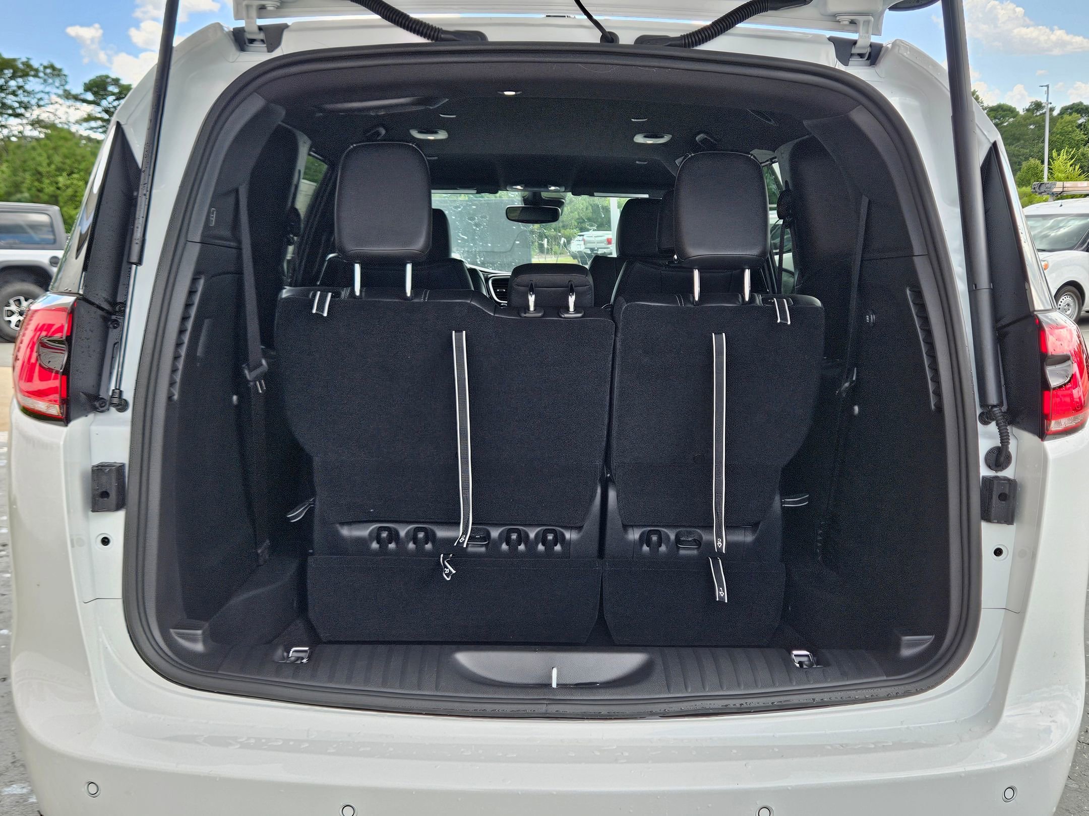 2025 Chrysler Pacifica photo 25
