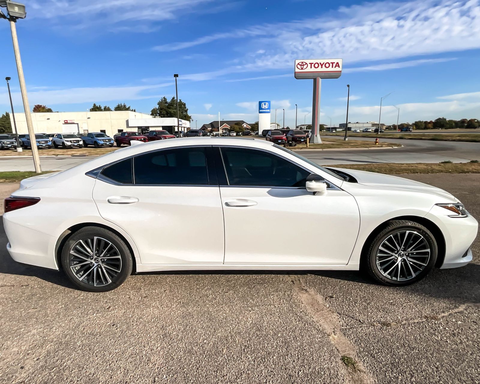 2023 Lexus ES 350 photo 4