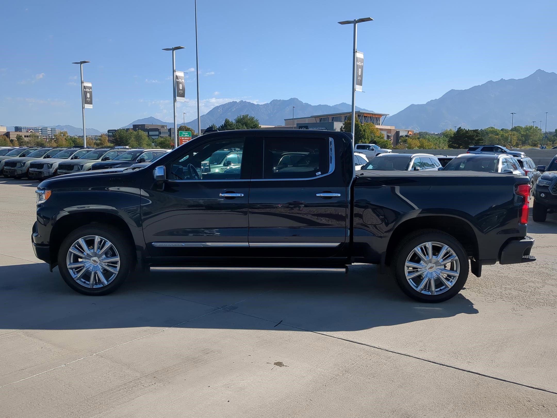 2023 Chevrolet Silverado 1500 High Country photo 2