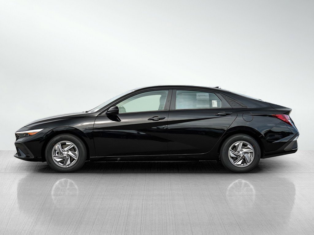 2025 Hyundai Elantra SE photo 3