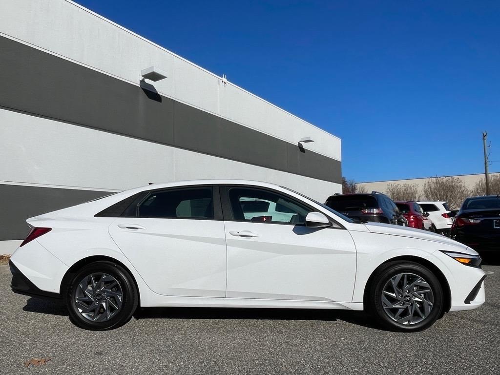 2024 Hyundai Elantra SEL photo 6