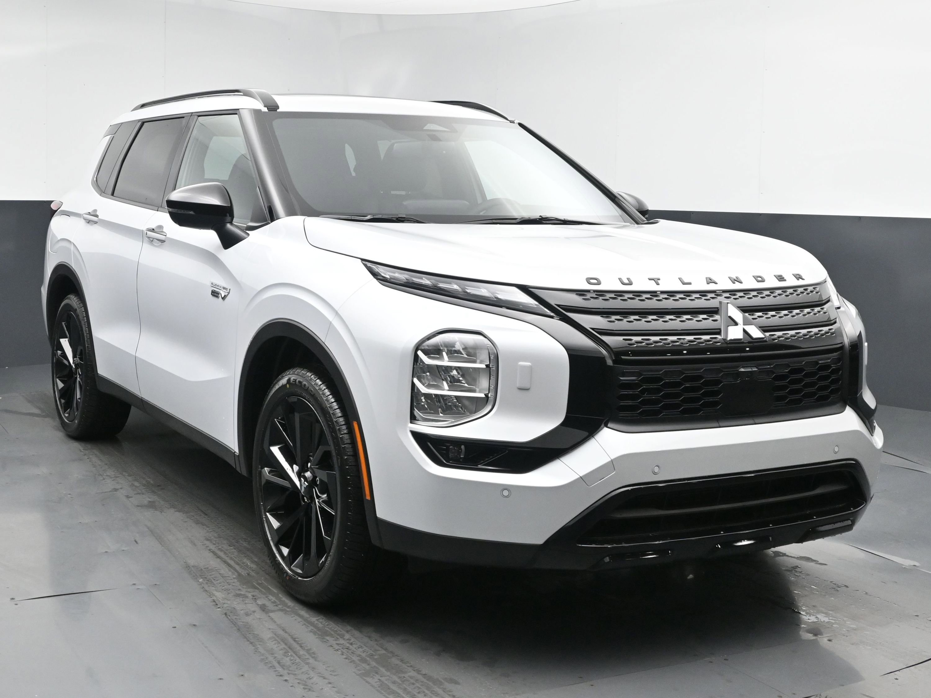 2025 Mitsubishi Outlander PHEV SEL Black Edition photo 2