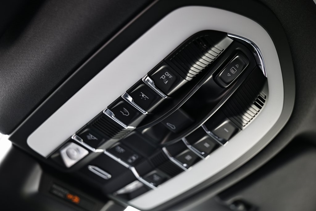 2025 Porsche Macan T photo 41