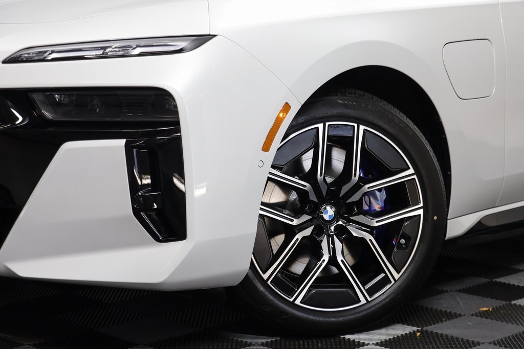 2026 Bmw 750e photo 3