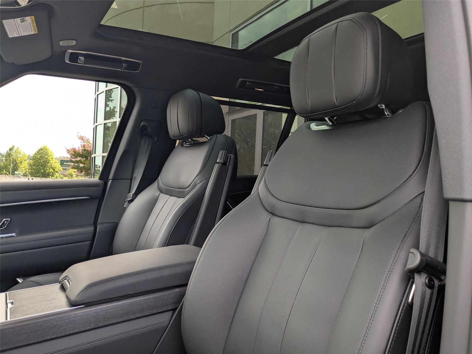2025 Land Rover Range Rover SE photo 13