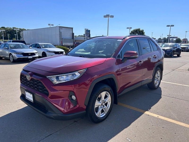 2019 Toyota RAV4 XLE photo 4