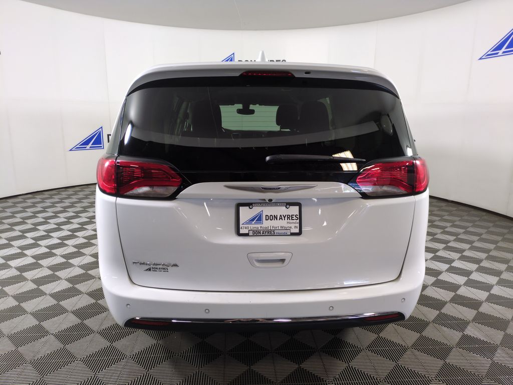 2020 Chrysler Pacifica Touring photo 4